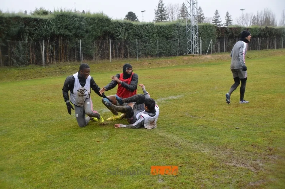 Foto 4 - El Salamanca UDS y su filial entrenan pegados bajo la lluvia y Juancho acude al Helm&aacute;ntico para...