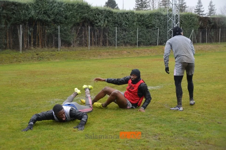 Foto 3 - El Salamanca UDS y su filial entrenan pegados bajo la lluvia y Juancho acude al Helm&aacute;ntico para...