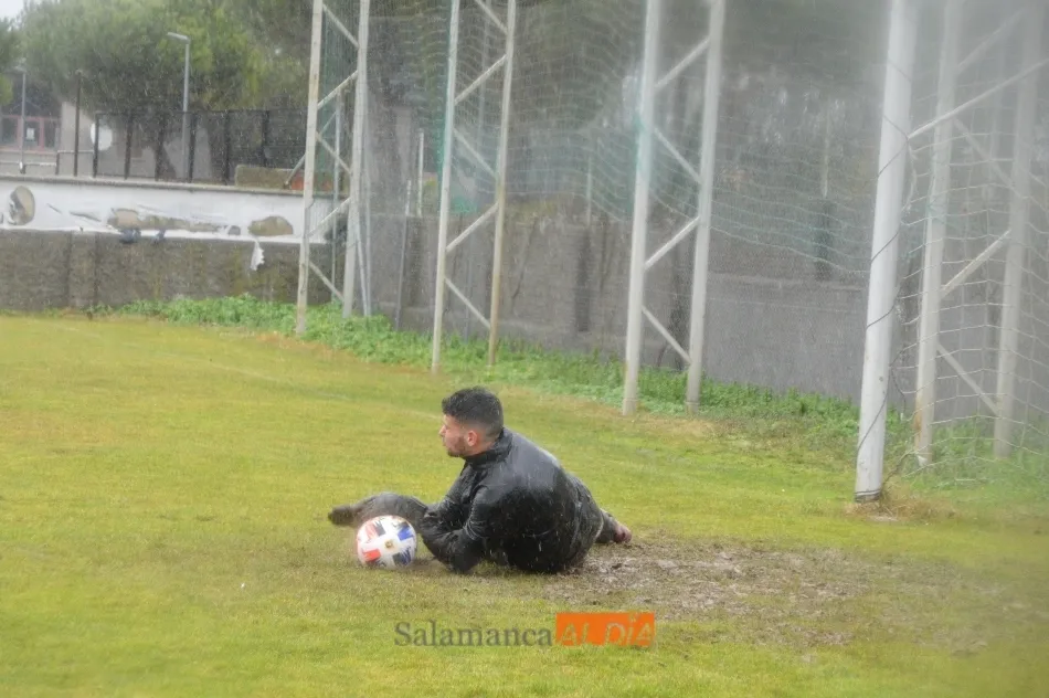 Foto 2 - El Salamanca UDS y su filial entrenan pegados bajo la lluvia y Juancho acude al Helm&aacute;ntico para...