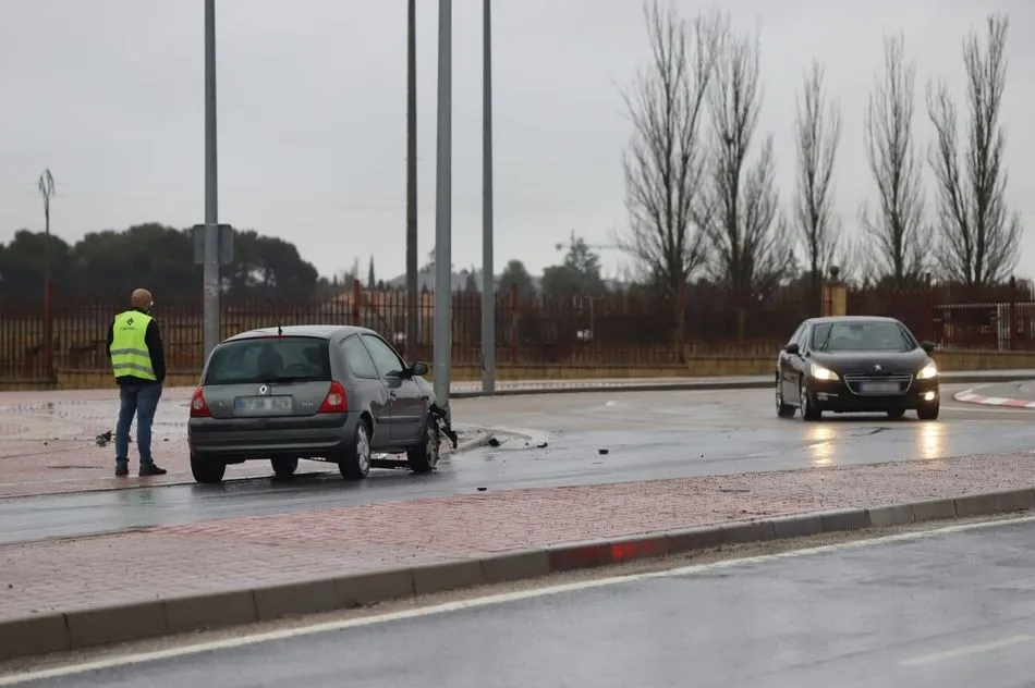Aparatoso accidente sin heridos en la rotonda de la carretera de Zamora 