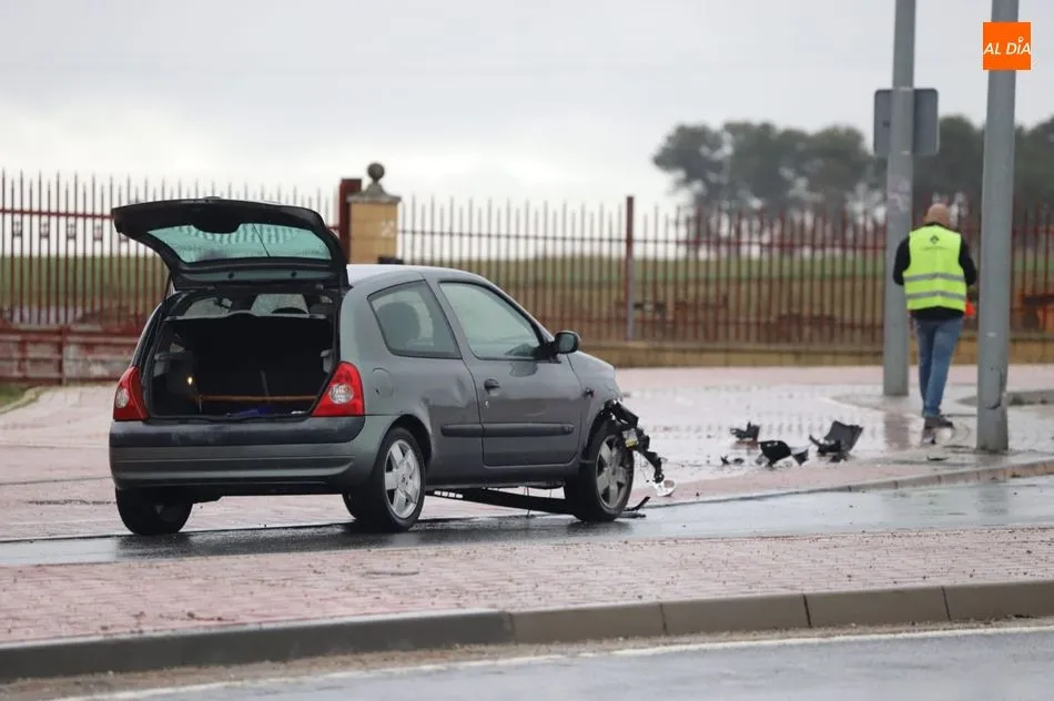Foto 2 - Aparatoso accidente sin heridos en la rotonda de la carretera de Zamora&nbsp;
