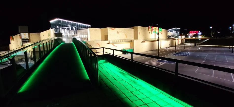 Foto 2 - El Centro Comercial El Tormes se viste de verde en el D&iacute;a Mundial Contra el C&aacute;ncer