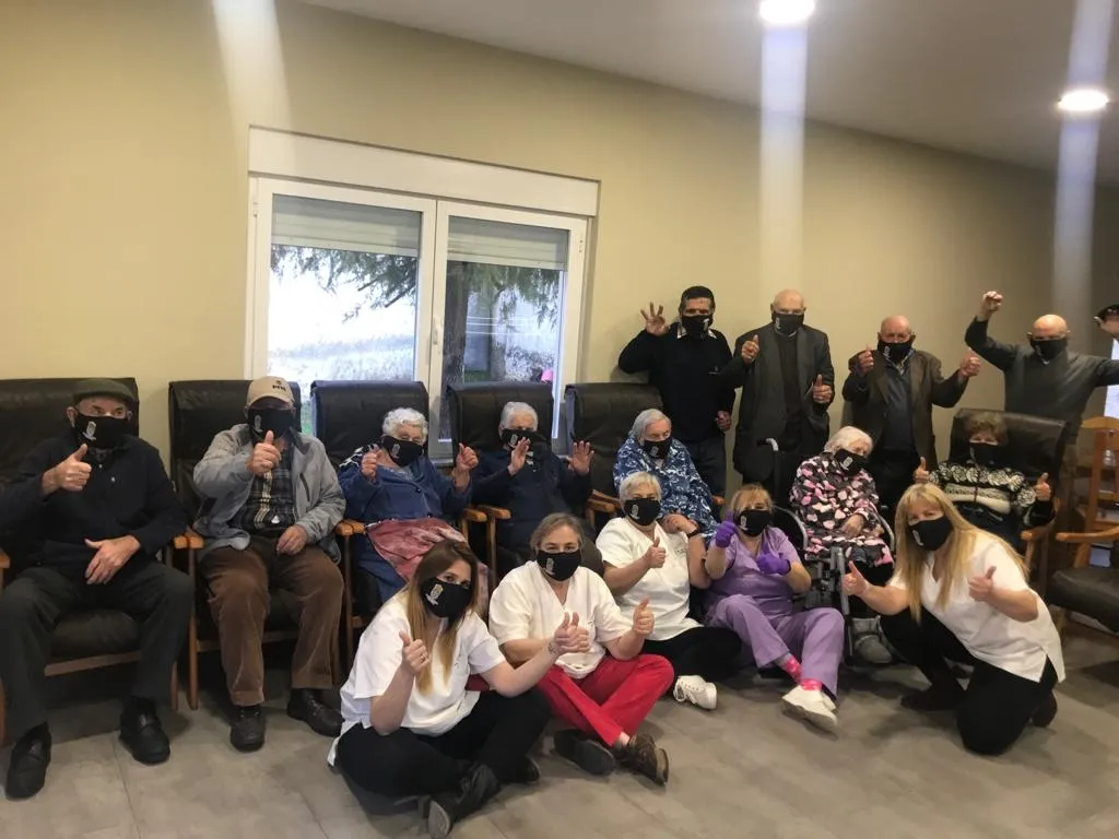 Residentes y trabajadores tras recibir la segunda dosis de la vacuna