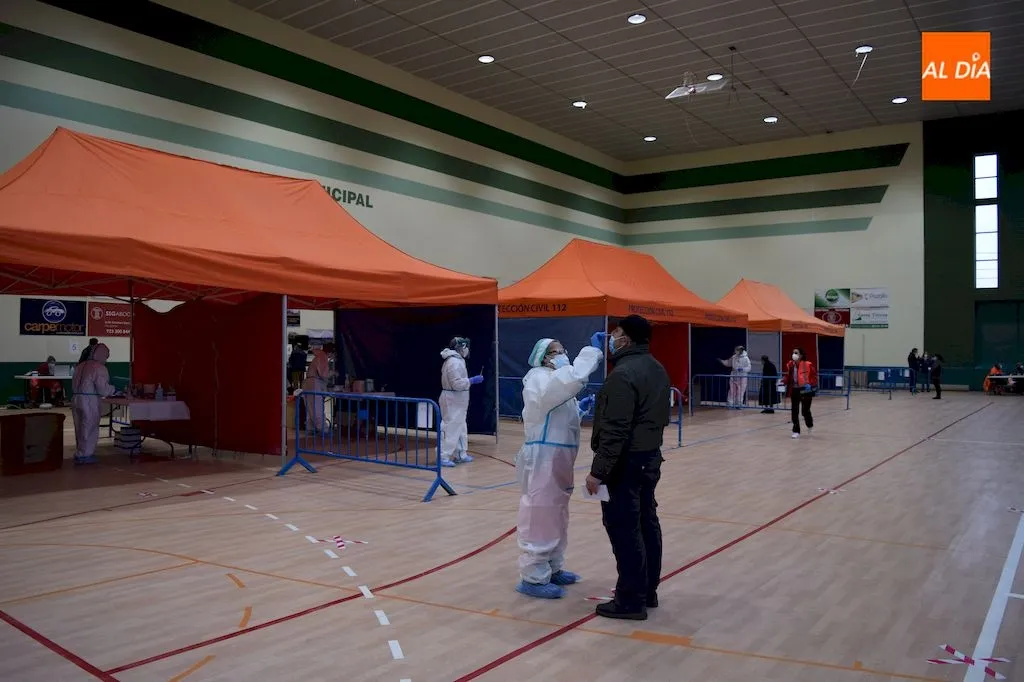 El cribado masivo está teniendo lugar en el pabellón municipal de Alba de Tormes / Pedro Zaballos