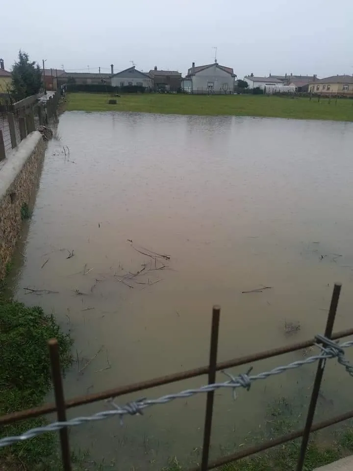 Foto 3 - La lluvia constante de las &uacute;ltimas horas vuelve a causar problemas en Mart&iacute;n de Yeltes  