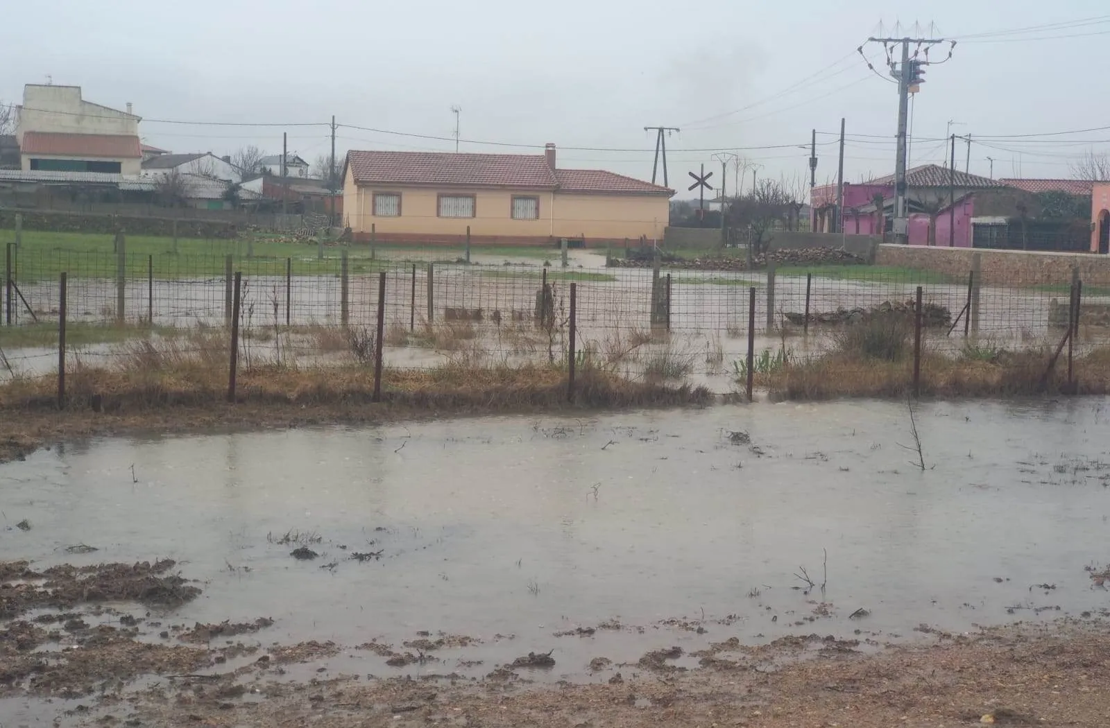 Foto 4 - La lluvia constante de las &uacute;ltimas horas vuelve a causar problemas en Mart&iacute;n de Yeltes  