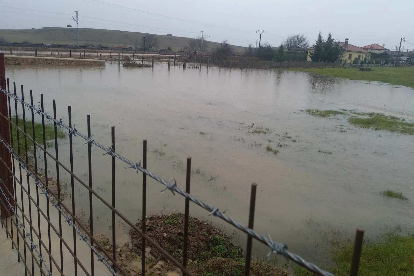 Foto 2 - La lluvia constante de las &uacute;ltimas horas vuelve a causar problemas en Mart&iacute;n de Yeltes  