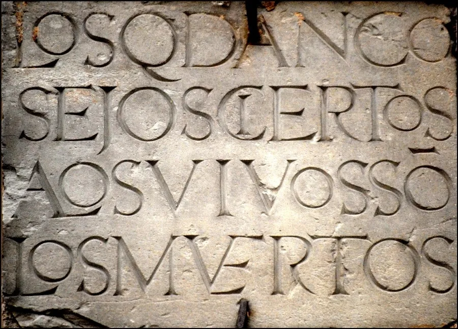 Inscripción en la iglesia de San Julián y Santa Basilisa, en la plaza Sexmeros