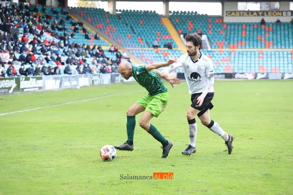 Kamal protege un balón frente a Javi Navas