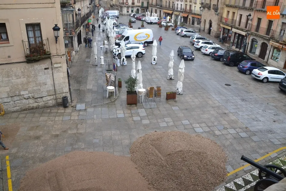 Foto 3 - La arena hace acto de presencia en la Plaza Mayor como cada mes de febrero  