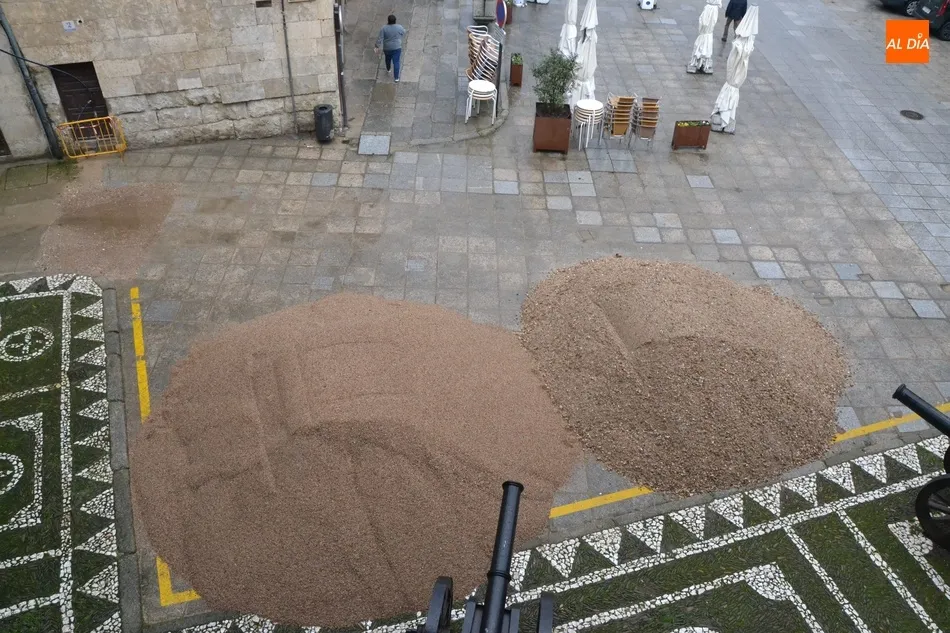 Foto 4 - La arena hace acto de presencia en la Plaza Mayor como cada mes de febrero  