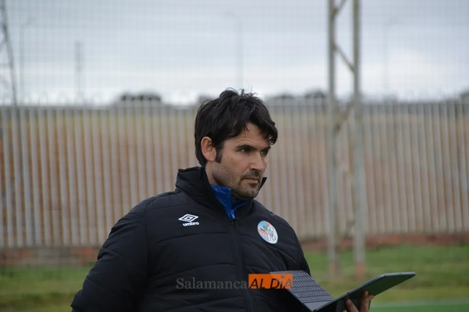 Escobar, con la tablet en la mano