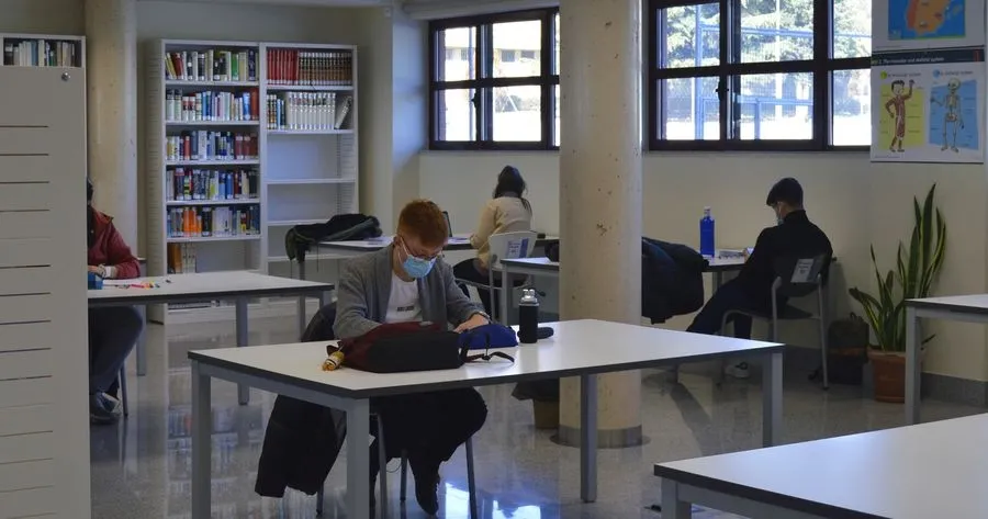 Estuciantes de la UPSA en la Biblioteca del Edificio Multiusos. Foto UPSA