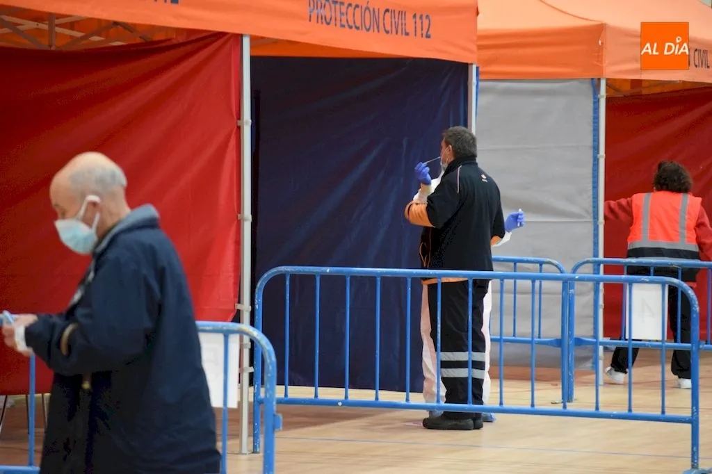 El cribado masivo está teniendo lugar en el pabellón municipal de Alba de Tormes / Pedro Zaballos