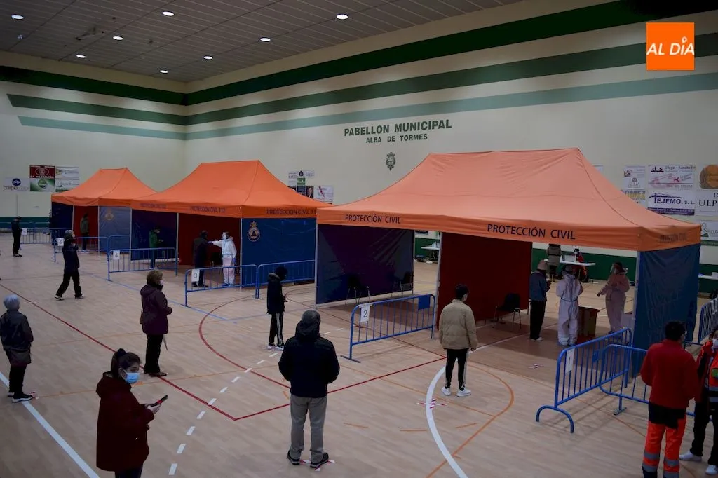 Personas esperan su turno para realizarse la prueba de antígenos / Pedro Zaballos