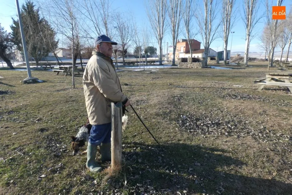 Agapito Hernández cuida de su rebaño. | Jorge Holguera