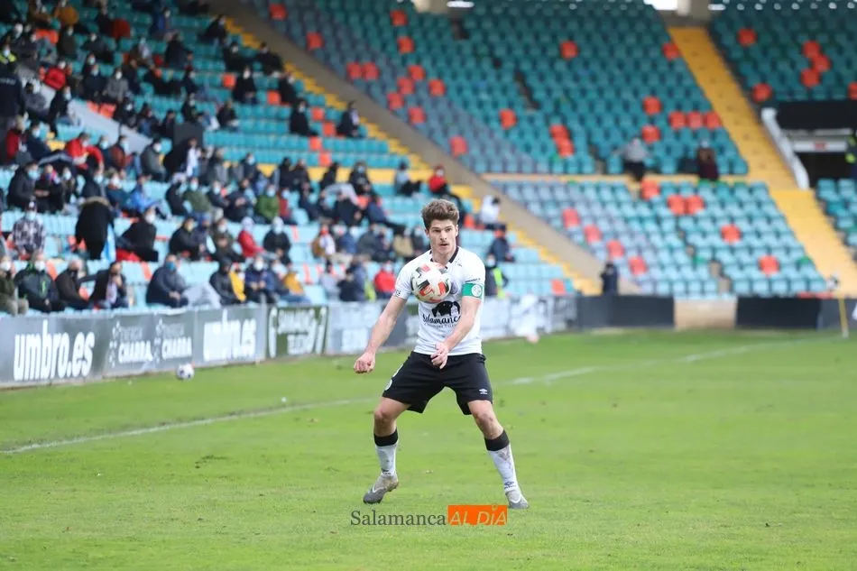 Amaro controla un balón con el pecho en el derbi ante el Guijuelo
