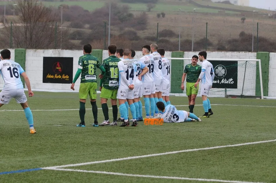 Foto 11 - El Guijuelo nada para morir en la orilla al dejarse empatar en el a&ntilde;adido por el Compostela (1-1)