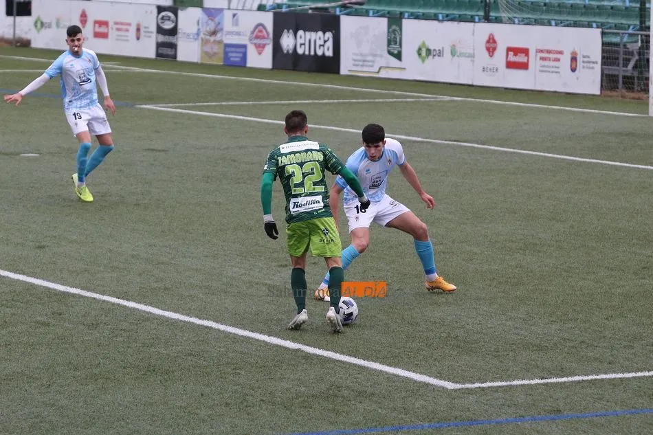 Foto 10 - El Guijuelo nada para morir en la orilla al dejarse empatar en el a&ntilde;adido por el Compostela (1-1)