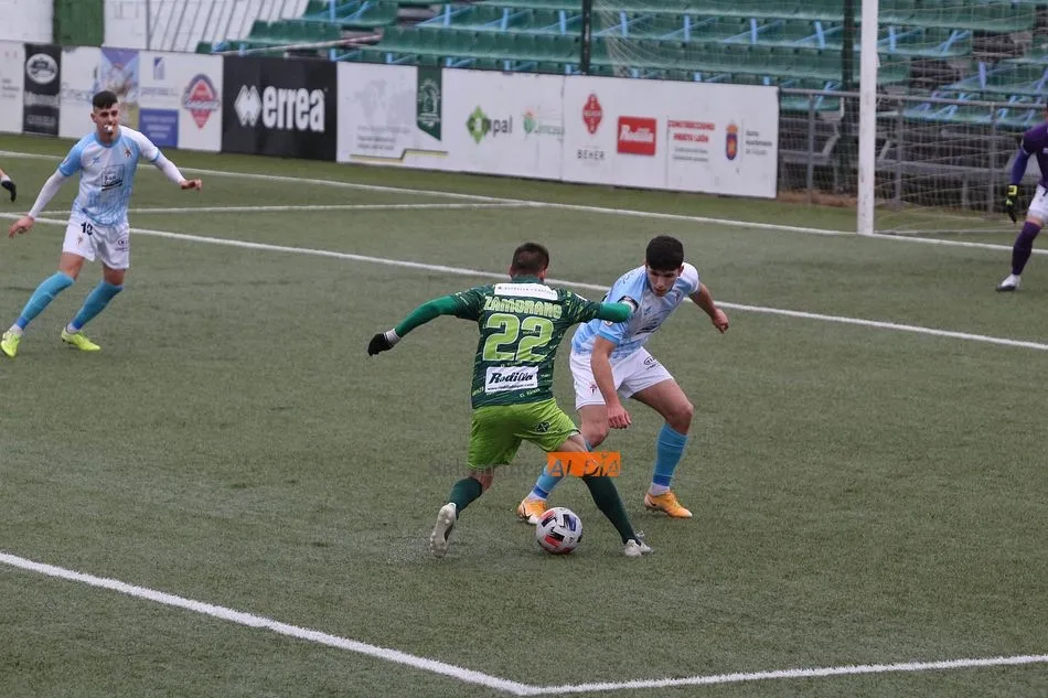 Foto 9 - El Guijuelo nada para morir en la orilla al dejarse empatar en el a&ntilde;adido por el Compostela (1-1)