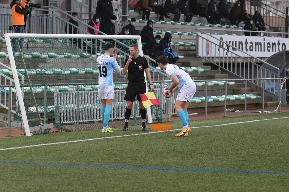 Foto 8 - El Guijuelo nada para morir en la orilla al dejarse empatar en el a&ntilde;adido por el Compostela (1-1)