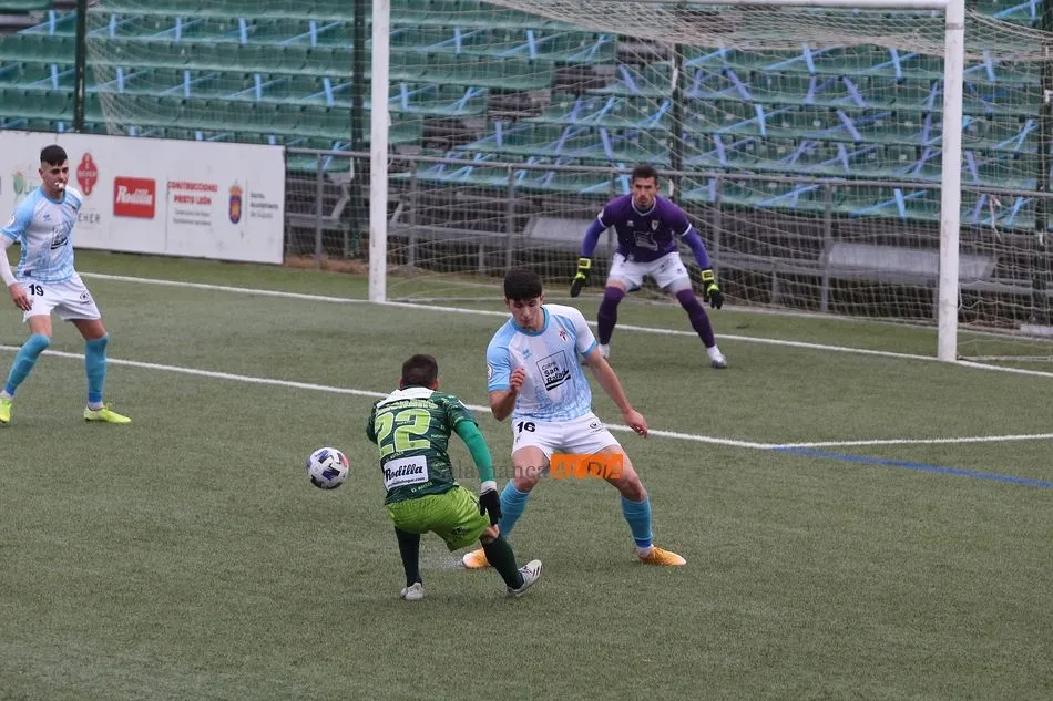 Foto 7 - El Guijuelo nada para morir en la orilla al dejarse empatar en el a&ntilde;adido por el Compostela (1-1)