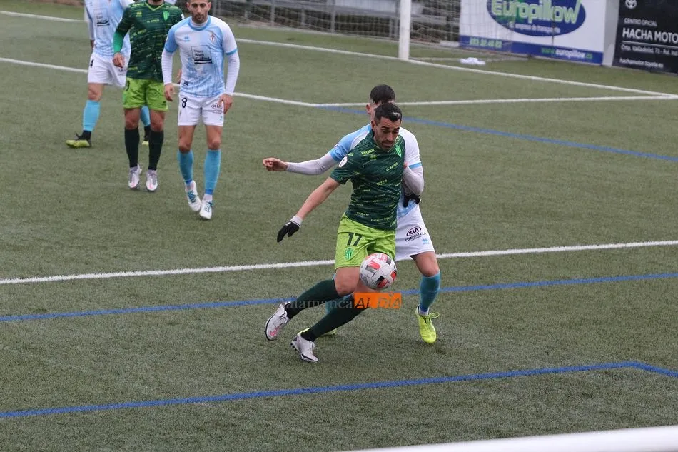 Foto 6 - El Guijuelo nada para morir en la orilla al dejarse empatar en el a&ntilde;adido por el Compostela (1-1)
