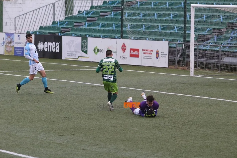 Foto 5 - El Guijuelo nada para morir en la orilla al dejarse empatar en el a&ntilde;adido por el Compostela (1-1)