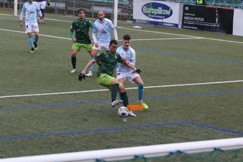 Foto 4 - El Guijuelo nada para morir en la orilla al dejarse empatar en el a&ntilde;adido por el Compostela (1-1)