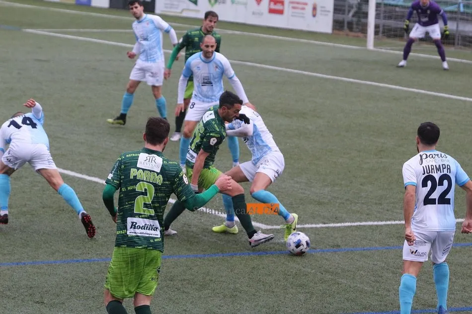 Foto 3 - El Guijuelo nada para morir en la orilla al dejarse empatar en el a&ntilde;adido por el Compostela (1-1)