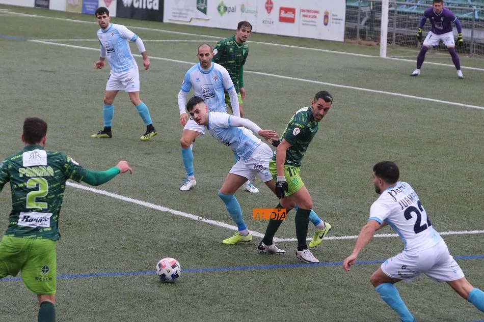 Foto 2 - El Guijuelo nada para morir en la orilla al dejarse empatar en el a&ntilde;adido por el Compostela (1-1)