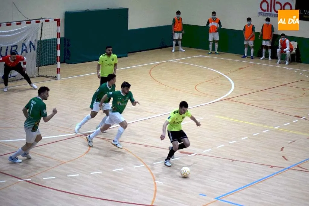 Acción del encuentro entre el Piensos Durán Albense y el San Cucao FS / Pedro Zaballos