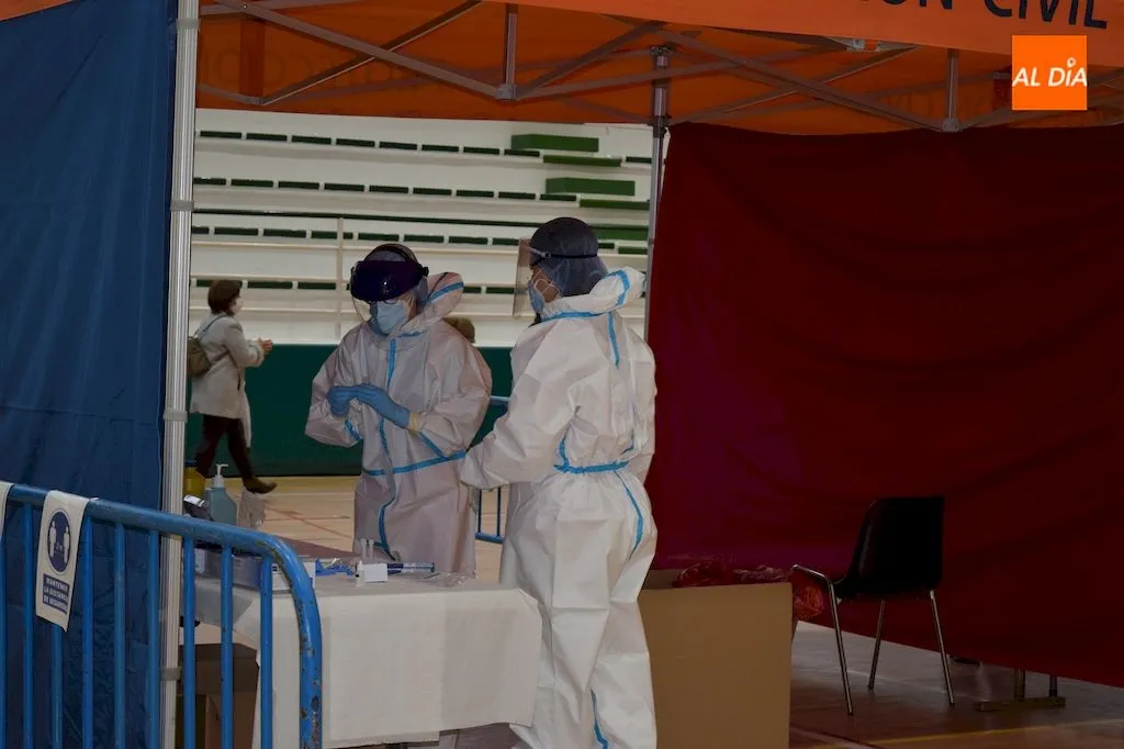 Personal sanitario en el cribado masivo de Alba de Tormes / Pedro Zaballos