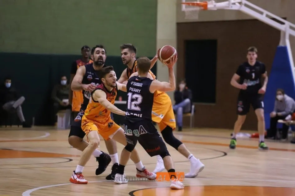 Foto 5 - El Aquimisa Carbajosa recupera la sonrisa tras superar al segundo clasificado (79-70)  