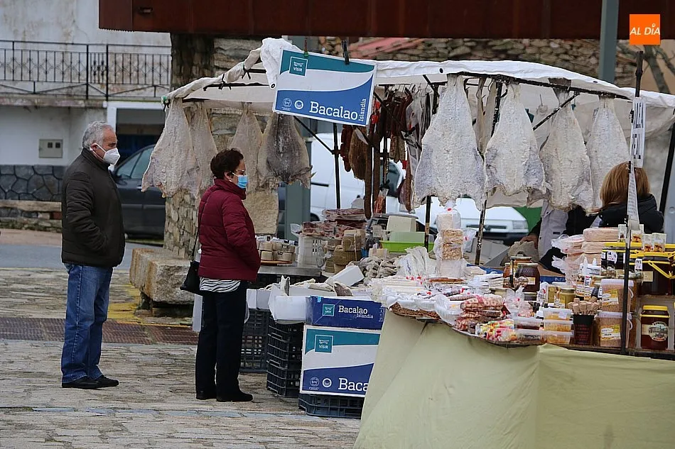 Foto 10 - El cierre de la frontera y la pandemia resta afluencia al mercadillo de Trabanca  