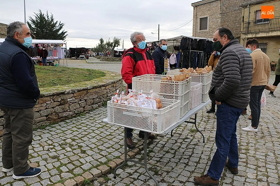 Foto 9 - El cierre de la frontera y la pandemia resta afluencia al mercadillo de Trabanca  