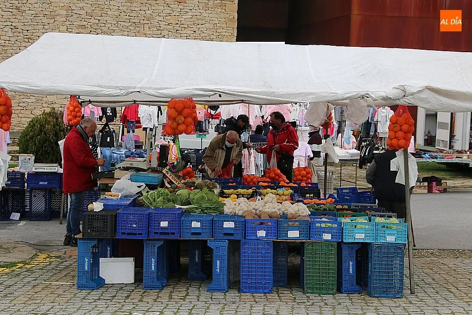 Foto 8 - El cierre de la frontera y la pandemia resta afluencia al mercadillo de Trabanca  