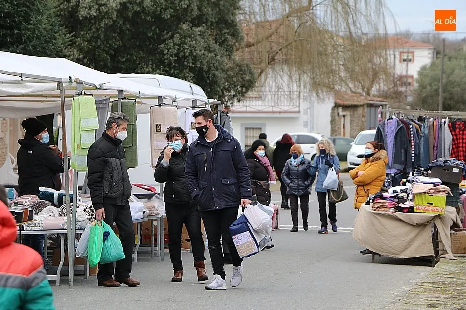 Foto 7 - El cierre de la frontera y la pandemia resta afluencia al mercadillo de Trabanca  