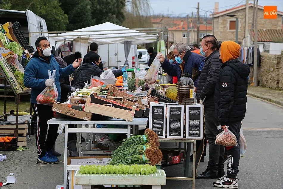 Foto 6 - El cierre de la frontera y la pandemia resta afluencia al mercadillo de Trabanca  