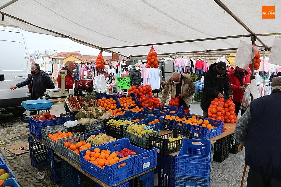 Foto 5 - El cierre de la frontera y la pandemia resta afluencia al mercadillo de Trabanca  