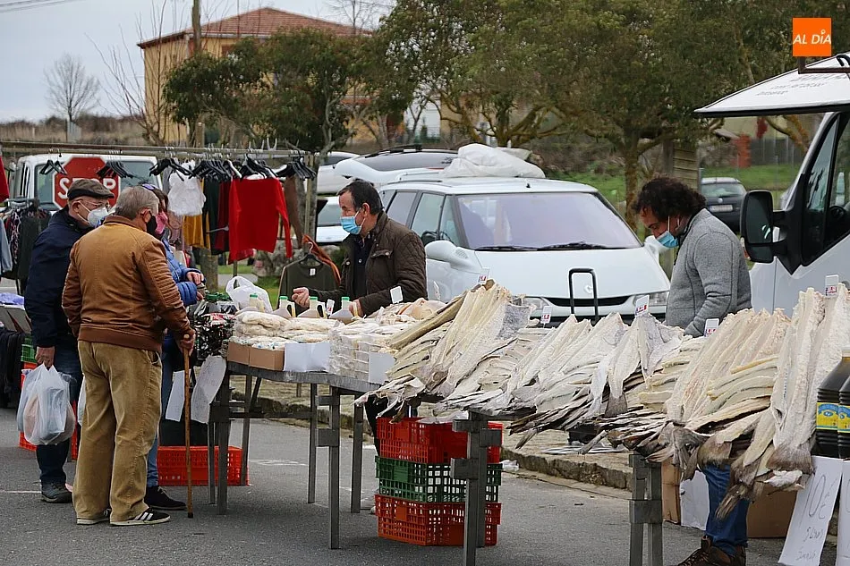Foto 3 - El cierre de la frontera y la pandemia resta afluencia al mercadillo de Trabanca  