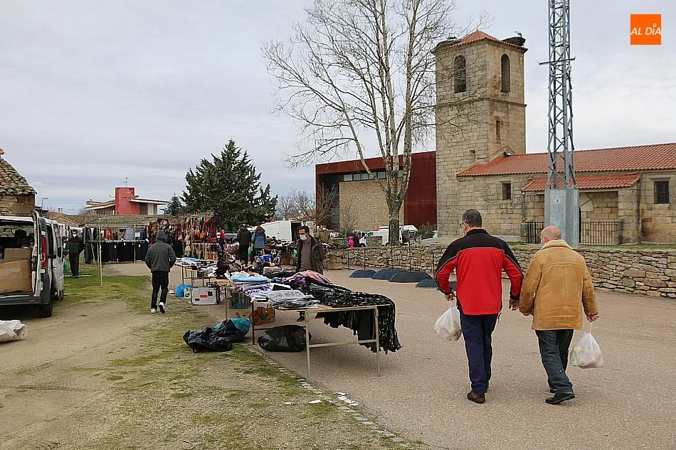 Foto 2 - El cierre de la frontera y la pandemia resta afluencia al mercadillo de Trabanca  