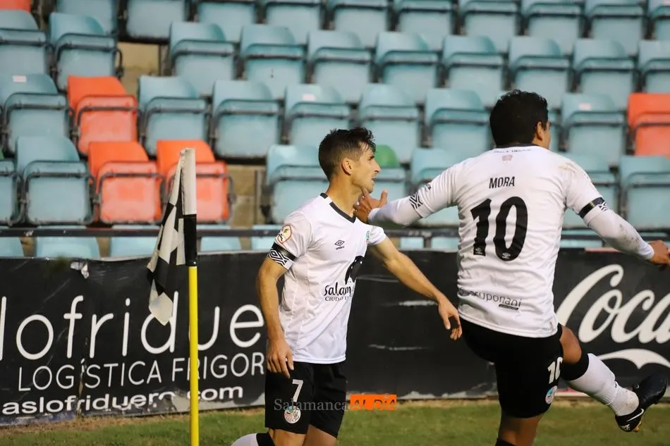 Llorente y Mora celebran un gol al Ferrol en la primera vuelta