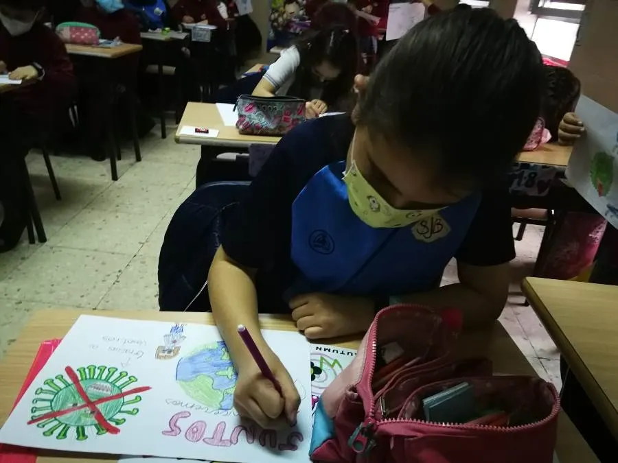 Foto 4 - Escolares se une a la campa&ntilde;a &lsquo;Pensando en ti&rsquo; para animar a sanitarios y pacientes covid del...