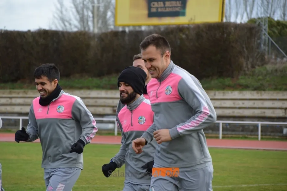 Kristian, Candelas y Télles sonríen mientras trotan por Las Pistas / Carlos Cuervo