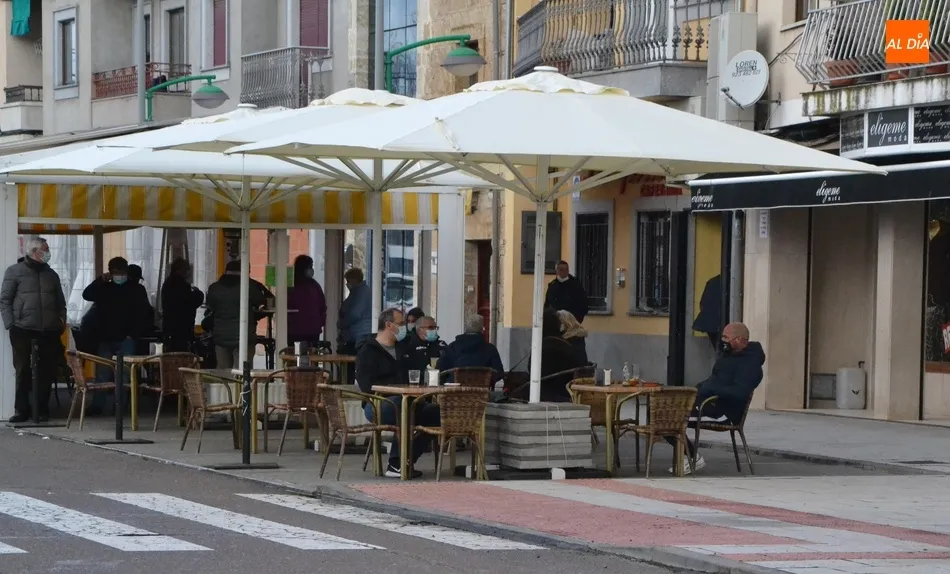 Foto 4 - Las terrazas vuelven a las calles mirobrigenses  
