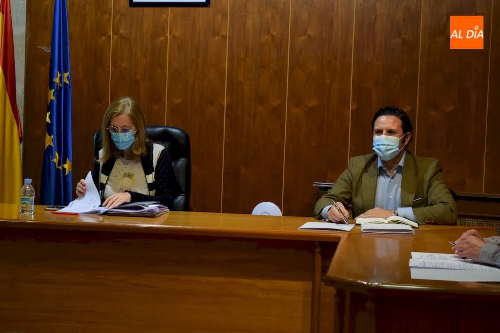 Concepción Miguélez y Fernando Patronicio durante un pleno ordinario / Pedro Zaballos