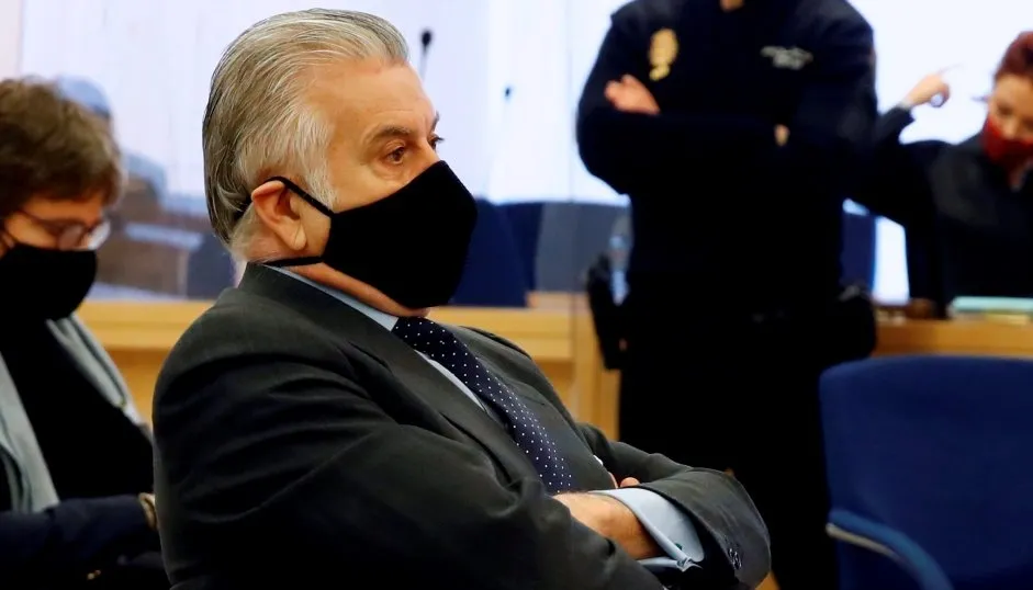 El extesorero del PP Luis Bárcenas durante el juicio por la presunta caja b del PP, que comenzaba este lunes, en San Fernando de Henares, Madrid. Foto Pool