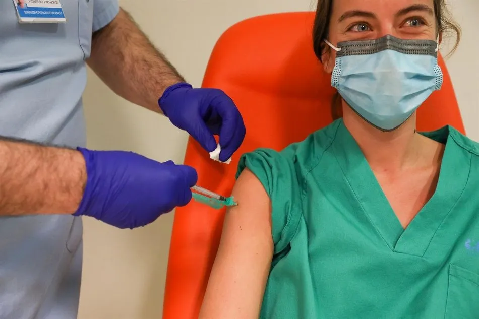 Un trabajador sanitario inyecta una dosis de la de Pfizer-BioNTech contra la Covid-19 a una sanitaria. Foto: EP