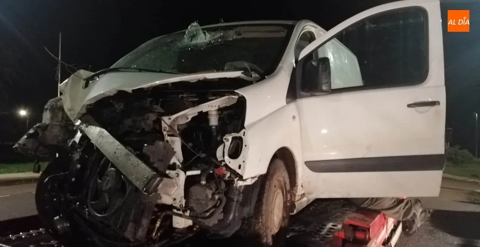Foto 5 - Una furgoneta se sale de la v&iacute;a e impacta contra un &aacute;rbol en la carretera de &Aacute;gueda  